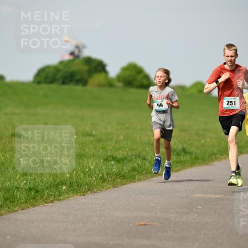 10.05.2026 - 8. Wedeler Halbmarathon Dr. Thomas Lammeyer http://msf.ph/oto/9692524 10.05.2026 11:15:55 Laufen 251 meine-sportfotos.de