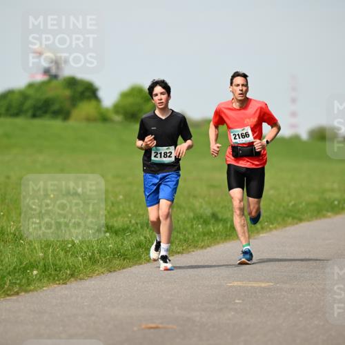 10.05.2026 - 8. Wedeler Halbmarathon Dr. Thomas Lammeyer http://msf.ph/oto/9692651 10.05.2026 11:16:10 Laufen 2182, 2166 meine-sportfotos.de