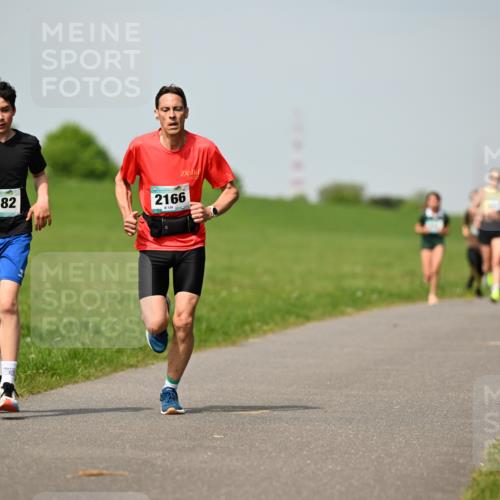 10.05.2026 - 8. Wedeler Halbmarathon Dr. Thomas Lammeyer http://msf.ph/oto/9692666 10.05.2026 11:16:11 Laufen 2182, 2166 meine-sportfotos.de