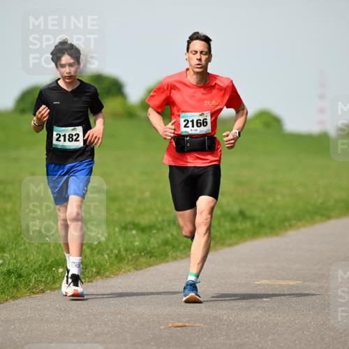 10.05.2026 - 8. Wedeler Halbmarathon Dr. Thomas Lammeyer http://msf.ph/oto/9692678 10.05.2026 11:16:12 Laufen 2182, 2166 meine-sportfotos.de