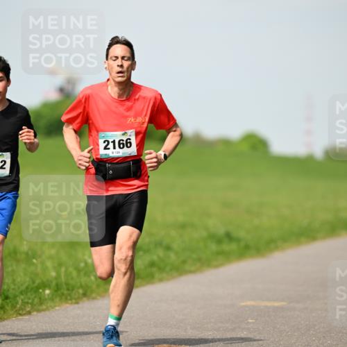 10.05.2026 - 8. Wedeler Halbmarathon Dr. Thomas Lammeyer http://msf.ph/oto/9692689 10.05.2026 11:16:12 Laufen 2182, 2166, 126 meine-sportfotos.de