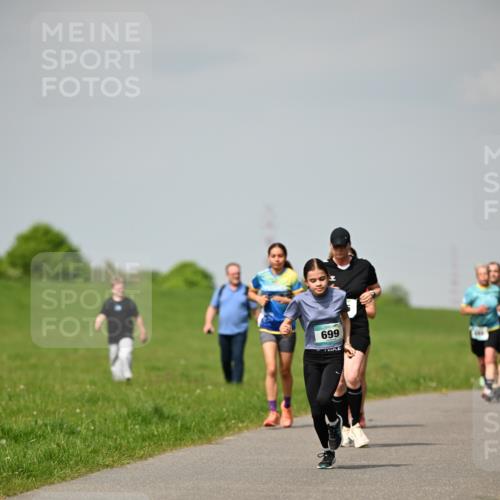 10.05.2026 - 8. Wedeler Halbmarathon Dr. Thomas Lammeyer http://msf.ph/oto/9693339 10.05.2026 11:17:42 Laufen 699 meine-sportfotos.de
