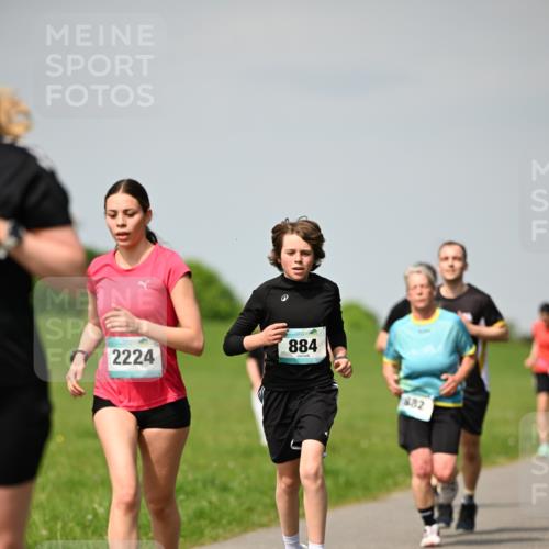 10.05.2026 - 8. Wedeler Halbmarathon Dr. Thomas Lammeyer http://msf.ph/oto/9693438 10.05.2026 11:17:50 Laufen 2224, 884, 882 meine-sportfotos.de