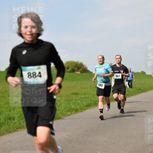 10.05.2026 - 8. Wedeler Halbmarathon Dr. Thomas Lammeyer http://msf.ph/oto/9693465 10.05.2026 11:17:54 Laufen 884, 882, 967 meine-sportfotos.de
