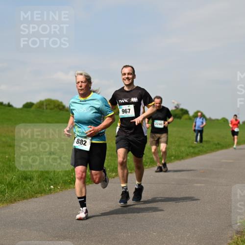10.05.2026 - 8. Wedeler Halbmarathon Dr. Thomas Lammeyer http://msf.ph/oto/9693487 10.05.2026 11:17:55 Laufen 882, 967, 2240 meine-sportfotos.de