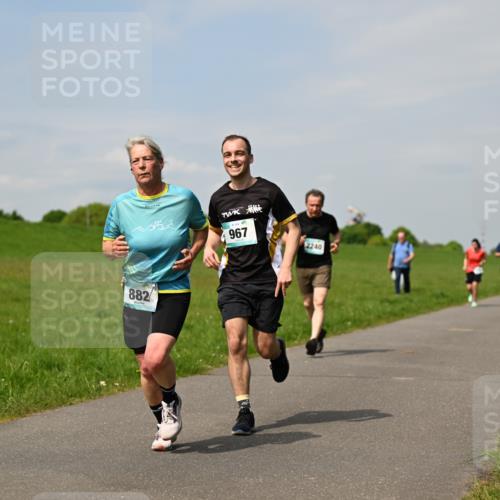 10.05.2026 - 8. Wedeler Halbmarathon Dr. Thomas Lammeyer http://msf.ph/oto/9693489 10.05.2026 11:17:55 Laufen 882, 967, 2240 meine-sportfotos.de