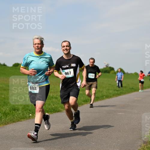 10.05.2026 - 8. Wedeler Halbmarathon Dr. Thomas Lammeyer http://msf.ph/oto/9693493 10.05.2026 11:17:55 Laufen 882, 967, 2240 meine-sportfotos.de