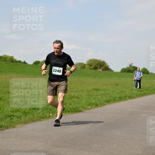 10.05.2026 - 8. Wedeler Halbmarathon Dr. Thomas Lammeyer http://msf.ph/oto/9693518 10.05.2026 11:17:57 Laufen 2240 meine-sportfotos.de