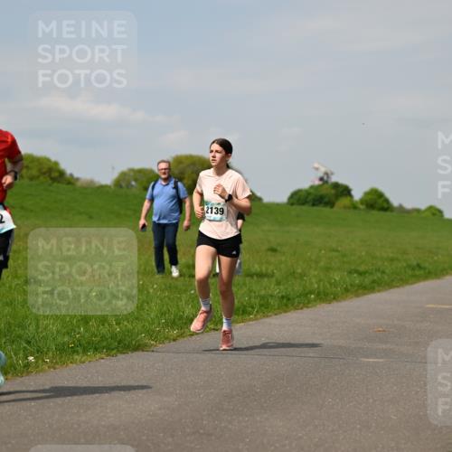 10.05.2026 - 8. Wedeler Halbmarathon Dr. Thomas Lammeyer http://msf.ph/oto/9693588 10.05.2026 11:18:06 Laufen 502, 2139 meine-sportfotos.de