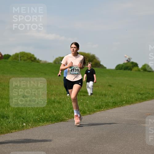 10.05.2026 - 8. Wedeler Halbmarathon Dr. Thomas Lammeyer http://msf.ph/oto/9693595 10.05.2026 11:18:06 Laufen 502, 2139 meine-sportfotos.de