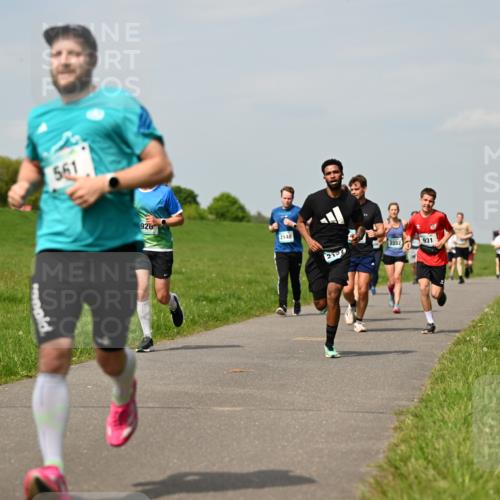 10.05.2026 - 8. Wedeler Halbmarathon Dr. Thomas Lammeyer http://msf.ph/oto/9693906 10.05.2026 11:18:42 Laufen 561, 926, 2148, 2232, 931 meine-sportfotos.de