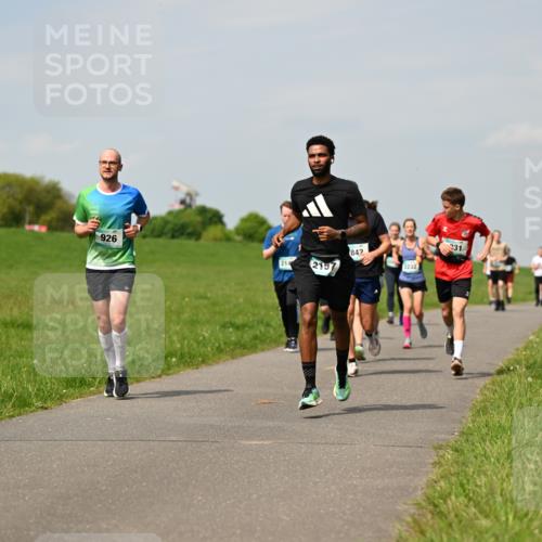 10.05.2026 - 8. Wedeler Halbmarathon Dr. Thomas Lammeyer http://msf.ph/oto/9693921 10.05.2026 11:18:43 Laufen 926, 214, 2157, 842, 1232, 231 meine-sportfotos.de
