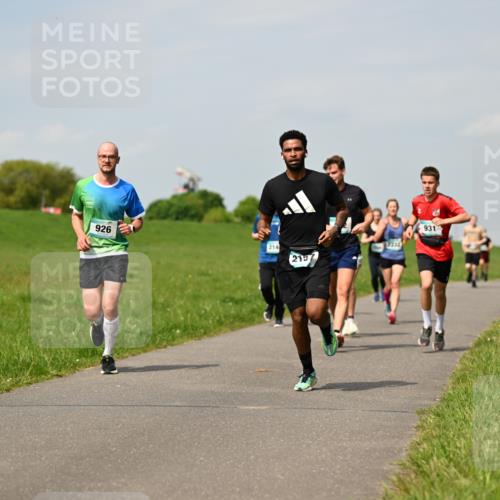 10.05.2026 - 8. Wedeler Halbmarathon Dr. Thomas Lammeyer http://msf.ph/oto/9693923 10.05.2026 11:18:43 Laufen 926, 214, 215, 2232, 931 meine-sportfotos.de
