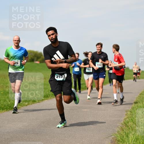 10.05.2026 - 8. Wedeler Halbmarathon Dr. Thomas Lammeyer http://msf.ph/oto/9693943 10.05.2026 11:18:45 Laufen 2157, 841, 842 meine-sportfotos.de
