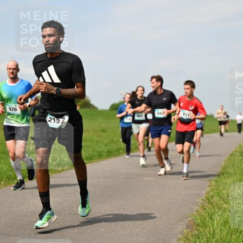 10.05.2026 - 8. Wedeler Halbmarathon Dr. Thomas Lammeyer http://msf.ph/oto/9693947 10.05.2026 11:18:45 Laufen 931, 926, 641, 2157 meine-sportfotos.de
