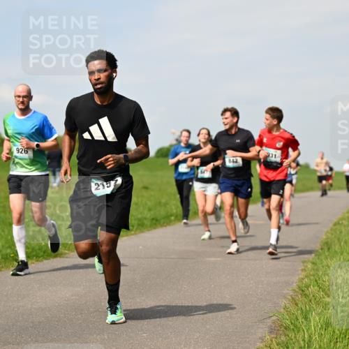 10.05.2026 - 8. Wedeler Halbmarathon Dr. Thomas Lammeyer http://msf.ph/oto/9693952 10.05.2026 11:18:45 Laufen 926, 2157, 842 meine-sportfotos.de