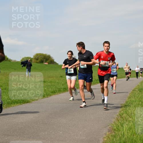 10.05.2026 - 8. Wedeler Halbmarathon Dr. Thomas Lammeyer http://msf.ph/oto/9693959 10.05.2026 11:18:46 Laufen 989, 841, 042, 2232 meine-sportfotos.de