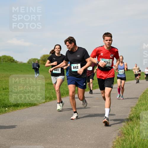 10.05.2026 - 8. Wedeler Halbmarathon Dr. Thomas Lammeyer http://msf.ph/oto/9693967 10.05.2026 11:18:47 Laufen 841, 842, 677, 2232 meine-sportfotos.de