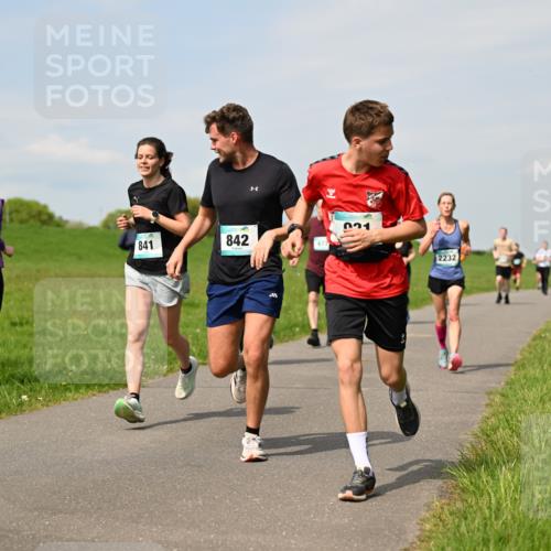 10.05.2026 - 8. Wedeler Halbmarathon Dr. Thomas Lammeyer http://msf.ph/oto/9693973 10.05.2026 11:18:47 Laufen 841, 842, 021, 2232 meine-sportfotos.de