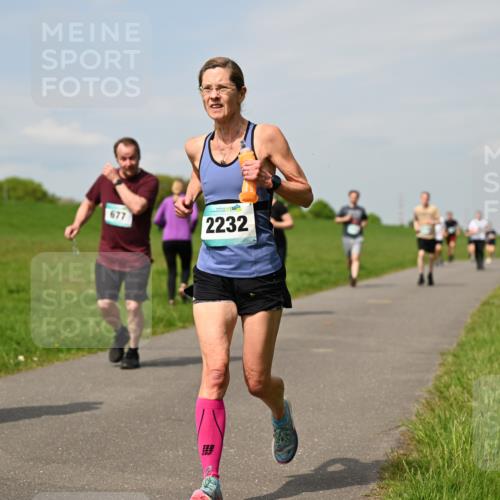 10.05.2026 - 8. Wedeler Halbmarathon Dr. Thomas Lammeyer http://msf.ph/oto/9694017 10.05.2026 11:18:50 Laufen 677, 2232, 2148 meine-sportfotos.de