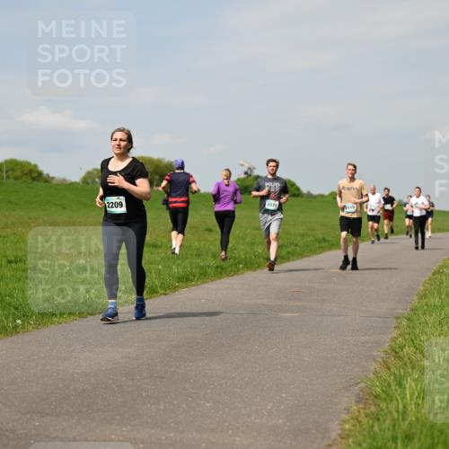 10.05.2026 - 8. Wedeler Halbmarathon Dr. Thomas Lammeyer http://msf.ph/oto/9694056 10.05.2026 11:18:52 Laufen 2071, 2115, 2209 meine-sportfotos.de