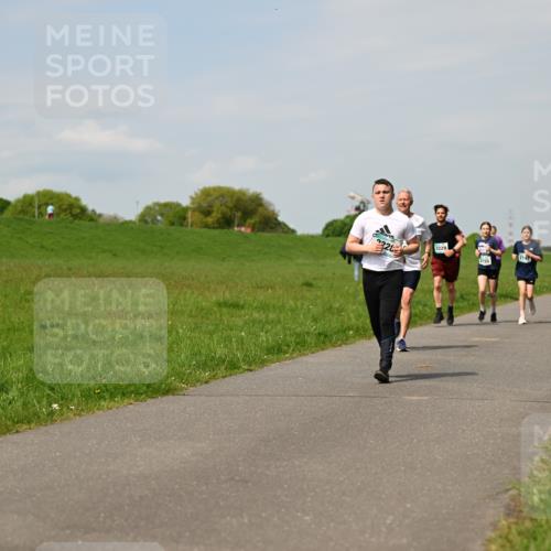 10.05.2026 - 8. Wedeler Halbmarathon Dr. Thomas Lammeyer http://msf.ph/oto/9694136 10.05.2026 11:18:59 Laufen 2229, 2147, 2155 meine-sportfotos.de