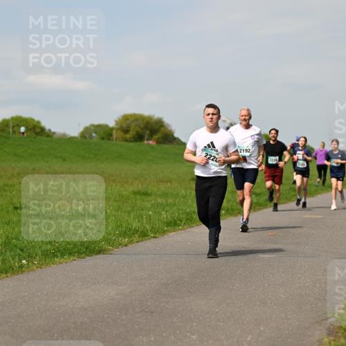 10.05.2026 - 8. Wedeler Halbmarathon Dr. Thomas Lammeyer http://msf.ph/oto/9694150 10.05.2026 11:19:00 Laufen 222, 2192, 2229, 2155 meine-sportfotos.de