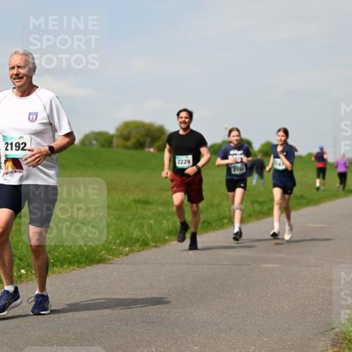 10.05.2026 - 8. Wedeler Halbmarathon Dr. Thomas Lammeyer http://msf.ph/oto/9694194 10.05.2026 11:19:03 Laufen 2192, 2229, 2155 meine-sportfotos.de