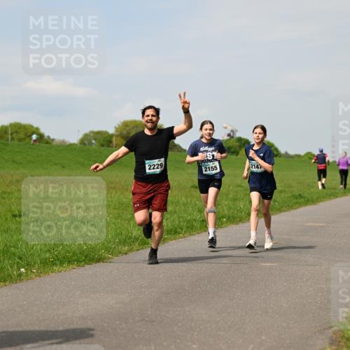 10.05.2026 - 8. Wedeler Halbmarathon Dr. Thomas Lammeyer http://msf.ph/oto/9694204 10.05.2026 11:19:04 Laufen 2229, 2155, 2147 meine-sportfotos.de