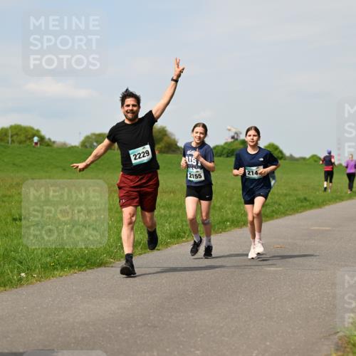 10.05.2026 - 8. Wedeler Halbmarathon Dr. Thomas Lammeyer http://msf.ph/oto/9694209 10.05.2026 11:19:04 Laufen 2229, 2155, 214 meine-sportfotos.de