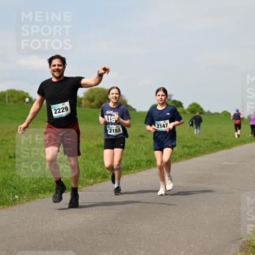 10.05.2026 - 8. Wedeler Halbmarathon Dr. Thomas Lammeyer http://msf.ph/oto/9694218 10.05.2026 11:19:04 Laufen 2229, 2155, 2147 meine-sportfotos.de