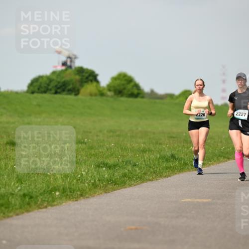 10.05.2026 - 8. Wedeler Halbmarathon Dr. Thomas Lammeyer http://msf.ph/oto/9694358 10.05.2026 11:19:22 Laufen 2226, 2227 meine-sportfotos.de
