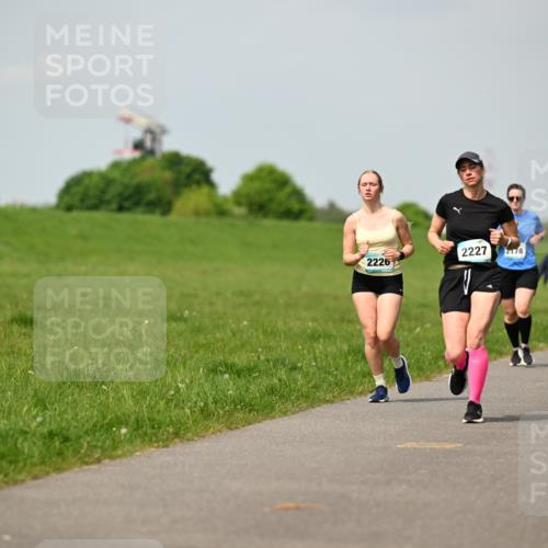 10.05.2026 - 8. Wedeler Halbmarathon Dr. Thomas Lammeyer http://msf.ph/oto/9694379 10.05.2026 11:19:24 Laufen 2226, 2227, 178 meine-sportfotos.de