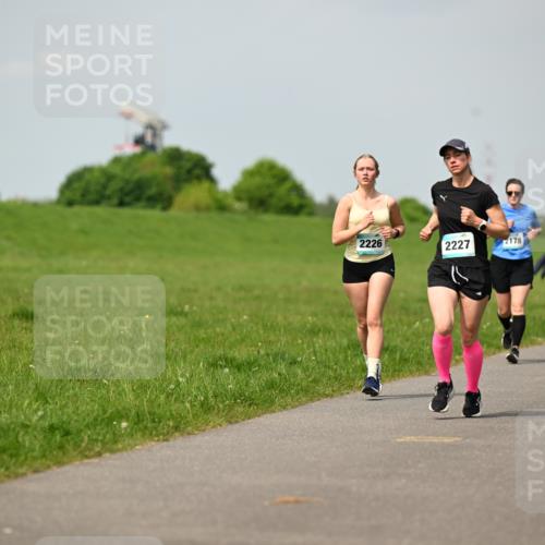 10.05.2026 - 8. Wedeler Halbmarathon Dr. Thomas Lammeyer http://msf.ph/oto/9694381 10.05.2026 11:19:24 Laufen 2226, 2227, 2178 meine-sportfotos.de