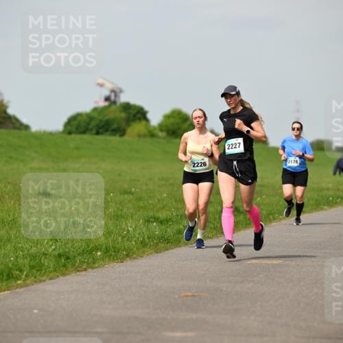 10.05.2026 - 8. Wedeler Halbmarathon Dr. Thomas Lammeyer http://msf.ph/oto/9694394 10.05.2026 11:19:25 Laufen 2226, 2227, 2178 meine-sportfotos.de