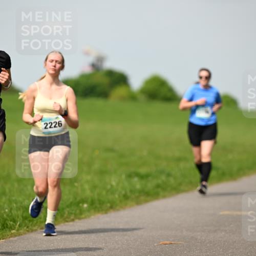 10.05.2026 - 8. Wedeler Halbmarathon Dr. Thomas Lammeyer http://msf.ph/oto/9694432 10.05.2026 11:19:28 Laufen 2227, 2226 meine-sportfotos.de