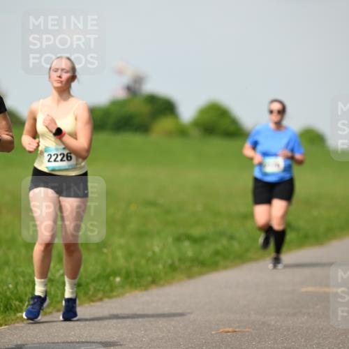 10.05.2026 - 8. Wedeler Halbmarathon Dr. Thomas Lammeyer http://msf.ph/oto/9694437 10.05.2026 11:19:28 Laufen 2227, 2226 meine-sportfotos.de