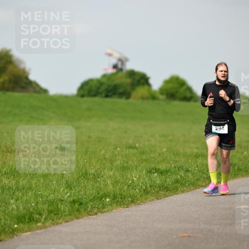 10.05.2026 - 8. Wedeler Halbmarathon Dr. Thomas Lammeyer http://msf.ph/oto/9694547 10.05.2026 11:19:37 Laufen 294, 2119 meine-sportfotos.de