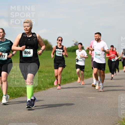 10.05.2026 - 8. Wedeler Halbmarathon Dr. Thomas Lammeyer http://msf.ph/oto/9694718 10.05.2026 11:19:50 Laufen 806, 2089, 2090 meine-sportfotos.de