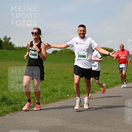 10.05.2026 - 8. Wedeler Halbmarathon Dr. Thomas Lammeyer http://msf.ph/oto/9694759 10.05.2026 11:19:53 Laufen 2089, 2090, 168, 877, 871, 1010, 213 meine-sportfotos.de