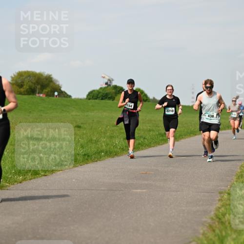 10.05.2026 - 8. Wedeler Halbmarathon Dr. Thomas Lammeyer http://msf.ph/oto/9694804 10.05.2026 11:19:57 Laufen 101, 154, 2210, 438, 2106 meine-sportfotos.de