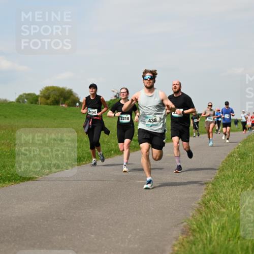 10.05.2026 - 8. Wedeler Halbmarathon Dr. Thomas Lammeyer http://msf.ph/oto/9694837 10.05.2026 11:19:59 Laufen 2154, 2210, 438, 2106 meine-sportfotos.de