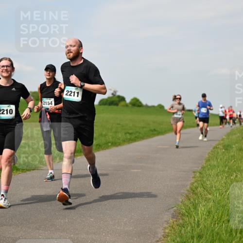 10.05.2026 - 8. Wedeler Halbmarathon Dr. Thomas Lammeyer http://msf.ph/oto/9694866 10.05.2026 11:20:01 Laufen 2210, 2154, 2211 meine-sportfotos.de