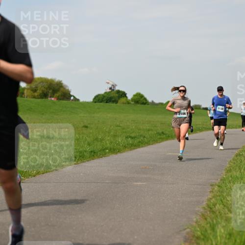 10.05.2026 - 8. Wedeler Halbmarathon Dr. Thomas Lammeyer http://msf.ph/oto/9694870 10.05.2026 11:20:02 Laufen 2211, 2106, 2138 meine-sportfotos.de