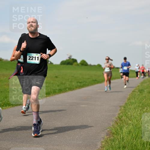 10.05.2026 - 8. Wedeler Halbmarathon Dr. Thomas Lammeyer http://msf.ph/oto/9694873 10.05.2026 11:20:02 Laufen 2210, 2211 meine-sportfotos.de