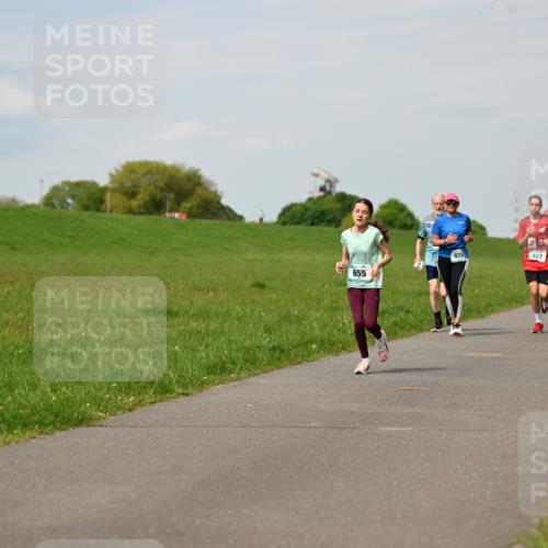 10.05.2026 - 8. Wedeler Halbmarathon Dr. Thomas Lammeyer http://msf.ph/oto/9694972 10.05.2026 11:20:11 Laufen 933, 865, 970, 927, 655 meine-sportfotos.de