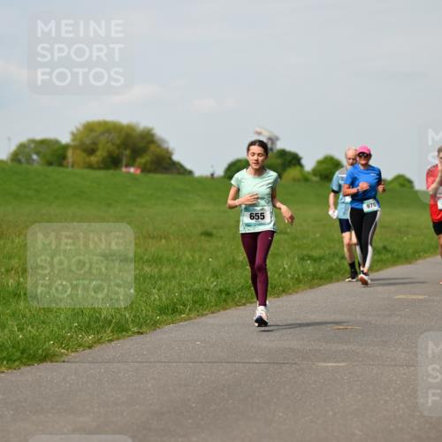 10.05.2026 - 8. Wedeler Halbmarathon Dr. Thomas Lammeyer http://msf.ph/oto/9694985 10.05.2026 11:20:12 Laufen 933, 970, 655, 927, 365 meine-sportfotos.de