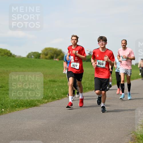 10.05.2026 - 8. Wedeler Halbmarathon Dr. Thomas Lammeyer http://msf.ph/oto/9695038 10.05.2026 11:20:16 Laufen 927, 933 meine-sportfotos.de
