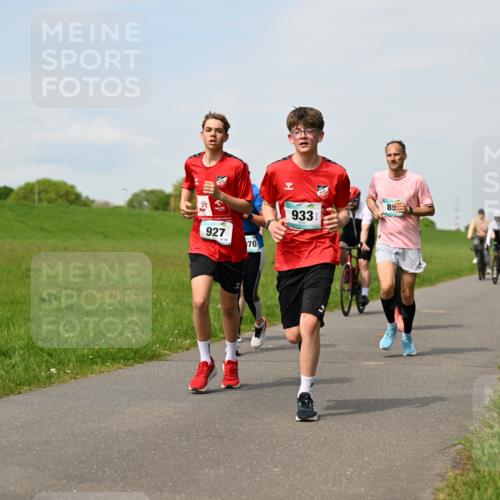10.05.2026 - 8. Wedeler Halbmarathon Dr. Thomas Lammeyer http://msf.ph/oto/9695049 10.05.2026 11:20:17 Laufen 927, 933 meine-sportfotos.de