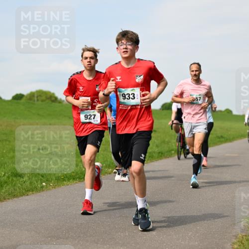 10.05.2026 - 8. Wedeler Halbmarathon Dr. Thomas Lammeyer http://msf.ph/oto/9695059 10.05.2026 11:20:17 Laufen 933, 927 meine-sportfotos.de